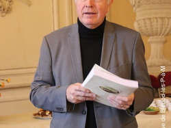  <a style='color: #fff;' href='/uploaded/photo/remise-de-livre-y-pont-y-mousson-656ecd6e27317.jpg'>(Télécharger)</a>