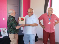  <a style='color: #fff;' href='/uploaded/photo/remise-de-livre-y-sainte-geneviy-ve-669b8bd2df74e.jpg'>(Télécharger)</a>