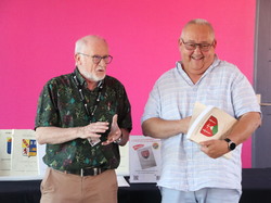  <a style='color: #fff;' href='/uploaded/photo/remise-de-livre-y-sainte-geneviy-ve-669b8bd744665.jpg'>(Télécharger)</a>